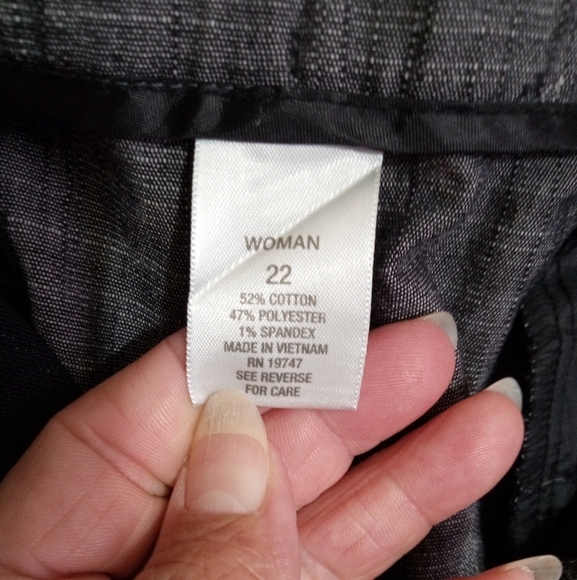 Woman cropped dressy Capri pants with button detail women size 22 NWT - Picture 7 of 10